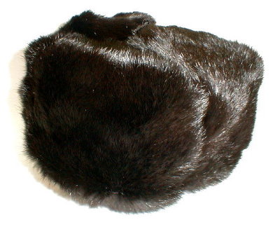 0910200412935_C258.jpg Шапка "Ушанка" Меховая шапка из меха черного кролика. Мех имеет характеристику мягкого, и шелковистого свойства. Шапка теплая, выполнена в форме традиционной зимней русской шапки с откидными шейными клапанами. Хороший и недорогой головной убор в период холодной и суровой зимы.
