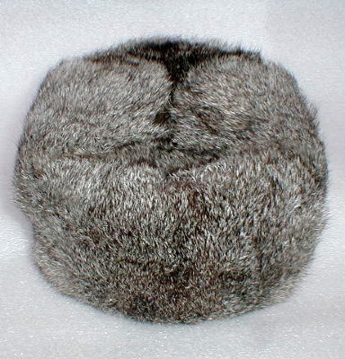 08012005194611_C10068w.jpg Шапка "Ушанка Серый кролик" Меховая шапка из меха светло-серого (серебристого) кролика. Мех мягкий, шелковистого свойства. Шапка теплая, выполнена в форме традиционной зимней русской шапки с откидными шейными клапанами. Хороший и недорогой головной убор в период холодной зимы.
