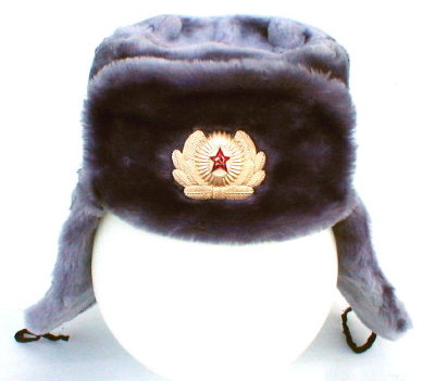 1ddcccb6-8c93-49e5-ba99-770a8f5705b0_C0005-1cn.jpg Шапка ушанка "Офицерская" Зимняя шапка из мягкого, эластичного серо-голубого искусственного меха, состоящего из 80% полиэстера и 20% натуральной шерсти. Благодаря своей основе мех шапки теплый и долговечный. Обладает практичными свойствами при уходе за внешним видом во время сухой и влажной чистки.Основной зимний головной убор офицерского состава вооруженных сил СССР и России.Предлагаемые размеры шапок от 56-го до 64-го.