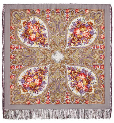 WS1471-2.jpg Павлопосадская шаль «Осенние кружева» Шикарный чистошерстяной платок среднего размера 125х125 см. Серые нейтрально теплые тона, достаточно мягко подчеркивают удивительно яркие букеты платочно-художественного убранства. Насыщенный золотисто-фиолетовой орнамент в приглушенных тонах эффектно обрамляет все великолепие чудесного рисунка, автором которого является известный павлопосадский художник Фаворитова Елена. Кайма платка по периметру обработана серебристо-серой шелковой бахромой.